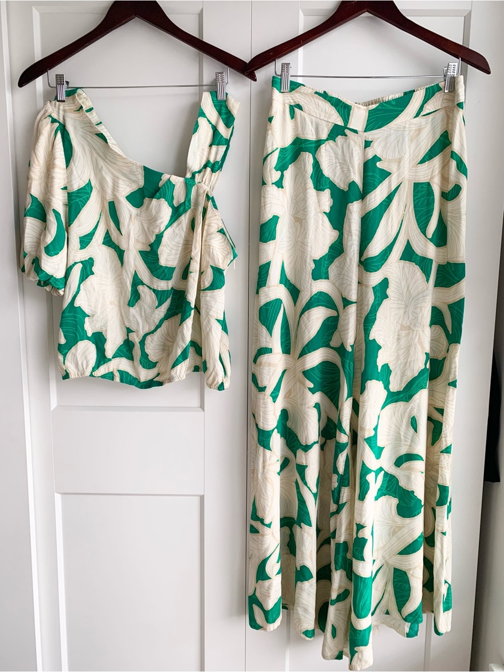 Mint Velvet Two-Piece Floral Set in Cream & Green size L and US 10